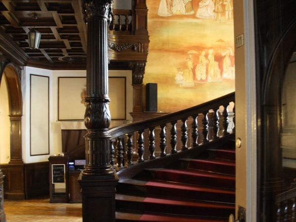 dziś część pomieszczeń pałacowych zajmuje sala bankietowa, n/z jej fragment i przejście na piętro do pokoi gościnnych.