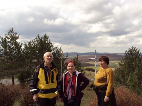 ze wzgórza z kapliczką - widok na dolinę Kalniczki i okoliczne wierzchowiny, obok widoczna droga do Leska przez Gruszkę - dalej przy drodze pomnik  w miejscu ma