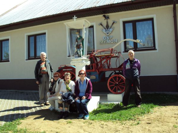 Współczesna strażacka galeria i figura św. Floriana - patrona strażaków, ale i też w duchu ludowej pobożności - kominiarzy i hutników, prosi się go o pomoc podc