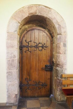 portal z ciosów kamiennych - tu drzwi prowadzą z kościoła do obiektów klasztornych - tam też już w 1254r. istniał szpital i dom opiekuńczy, w którym - według do