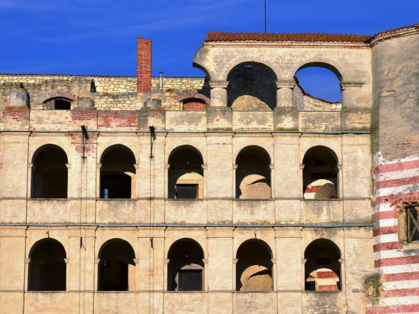 Fragment zamkowego muru