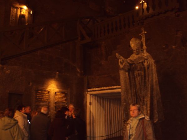 kopalnia posiada 9 poziomów, tu przy pomniku papieskim przed wejściem do sztolni i dalej do wyrobiska.