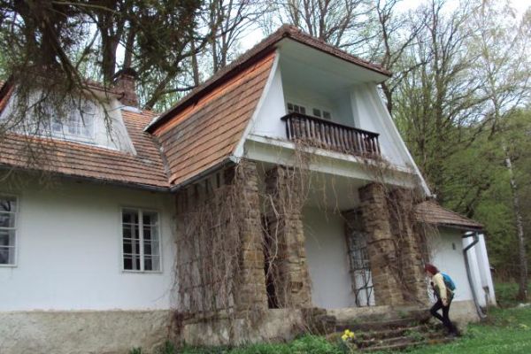 wszyscy by chcieli po tych stopniach i na ten stylowy dworski ganeczek - jakby śladami prezydenta - barwne dzieje tego dworu... - mieliśmy przyzwolenie na te ma