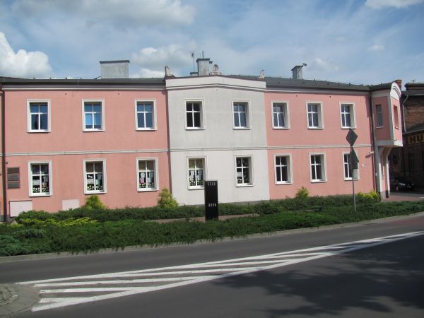 Kolejowa 12- Centrum Kultury "RONDO" widok prawej części budynku (to daw. "Strzelnica" budynek Bractwa Kurkowego