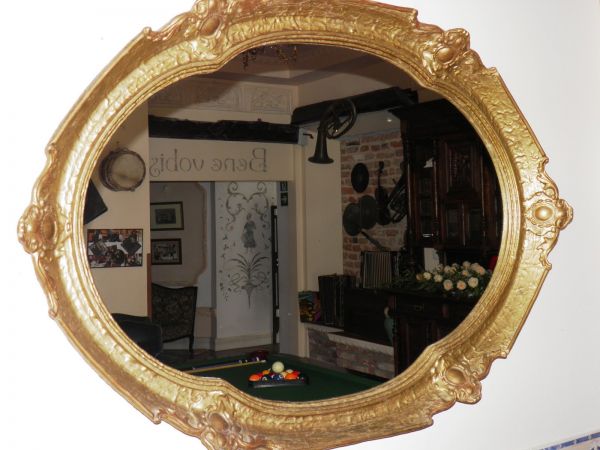 Dwór szlachecki i park wokół niego z XVII wieku w Boratynie k. Jarosławia. Obecnie mieści się tam piękna restauracja i winiarnia oraz hotel.