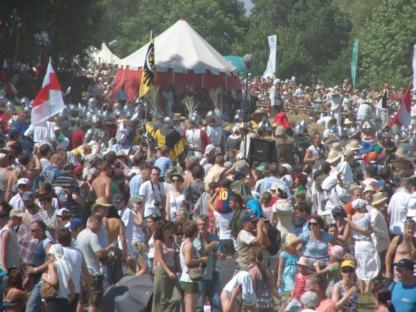 Grunwald - 2010. Lekcja historii na polach Grunwaldu. Szkoda tylko,że głos spikera przygotowany w systemie dźwięku przestrzennego Dolby Pro Logic II nie dociera