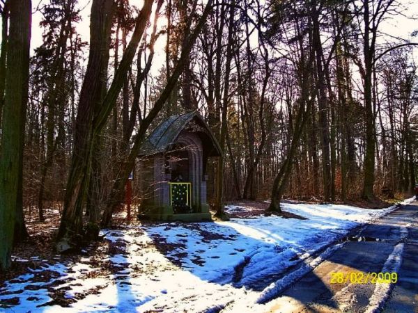 Kapliczka murowana przy wejściu do lasu w Lipnie.