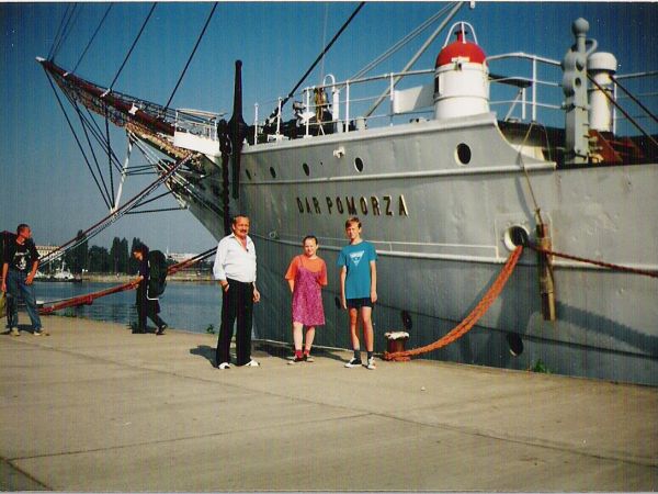przed/obok zakotwiczonego przy Nabrzeżu Pomorskim żaglowcu szkolnym  "DAR POMORZA", wybudowanym w 1909r. - zakupionym w 1929 roku.
