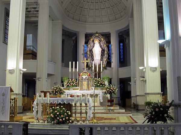 Bazylika Mniejsza w Niepokalanowie na terenie franciszkańskiego klasztoru-sanktuarium w Niepokalanowie („Gród Maryi”) - wnętrze