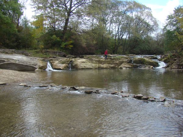 Pomnik przyrody: "Wodospad na rzece Olszance", poniżej ploso - basen, tam  poziom wody większy trochę a nurt łagodniejszy.