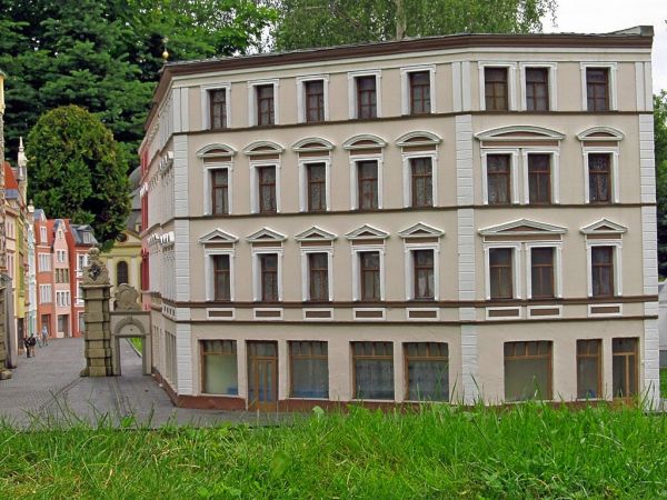 KOWARY - Park Miniatur Zabytków Dolnego Śląska - Starówka Jeleniej Góry. Uliczka Marii Konopnickiej oraz brama Wojanowska są wizytówką miasta Jelenia Góra.