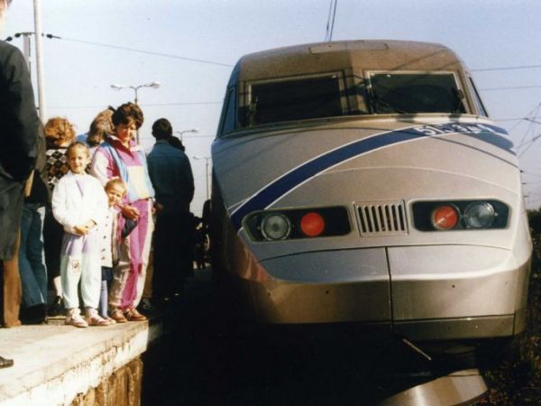Zdjęcie archiwalne 
francuski pociąg TGV w Warszawie-Dworzec Wschodni 1991r