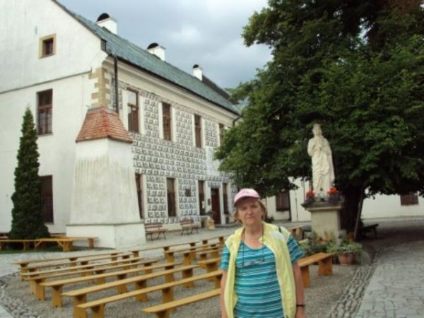 na dziedzińcu przykościelnym, przed figurą św. Kingi /św. Kunegundy/ - w zespole Klasztoru Sióstr Klarysek. Po lewej : wsparty szkarpą w narożniku Dom św. Kingi