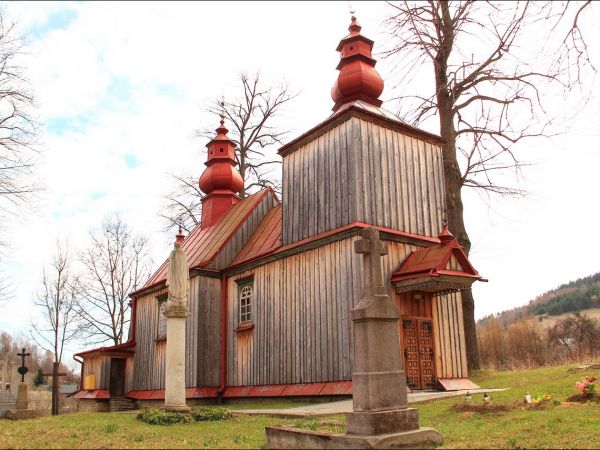 Drewniana filialna cerkiew greckokatolicka p.w.  św. Paraskewii w Hołuczkowie . Zbudowana w 1858 przez miejscowego cieślę Konstiantyna Melnyka. Wewnątrz cerkwi