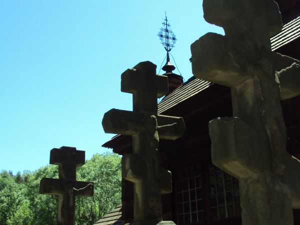 lapidarium - przy cerkwi, na krzyżu w środku poniżej dolnej ukośnej belki jest wyryta czaszka i skrzyżowane piszczela. Warto zaznaczyć, że w latach 70-tych XX w