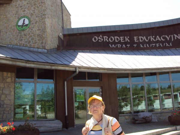 przed Muzeum Magurskiego Parku Narodowego oraz w kompleksie z Ośrodkiem Edukacyjnym. Po lewej : logo MPN a w nim symbol - orlik krzykliwy, jego tutejsza populac