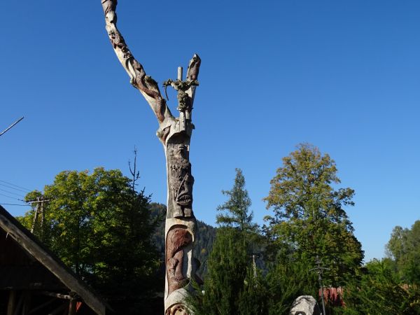 Obelisk poświęcony Ojcu św. Janowi Pawłowi II - od mieszkańców miasta i gminy Szczawnica oraz rzeźba w drzewie od Koła Łowieckiego "Przehyba" w Szczawnicy (obok
