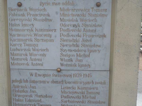 Tablica na obelisku.