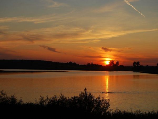 Jezioro Kuksy latem,o zmierzchu.