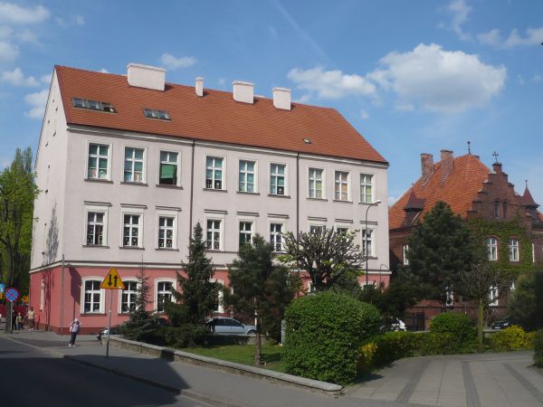 Szkoła podstawowa nr4 im. Królowej Jadwigi w głębi plebania przy kościele p.w NMP Królowej Polski.