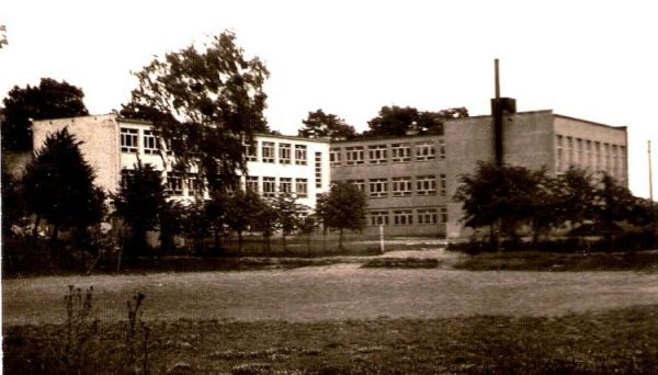 Widok szkoły z początku  lat siedemdziesiątych