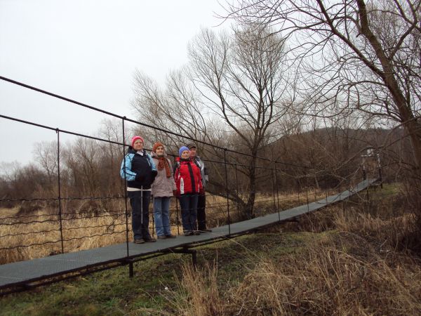 nad rzeką Sanoczek - kładka wisząca, solidnej konstrukcji, n/z po prawej pasmo Glinice - 393m npm.
