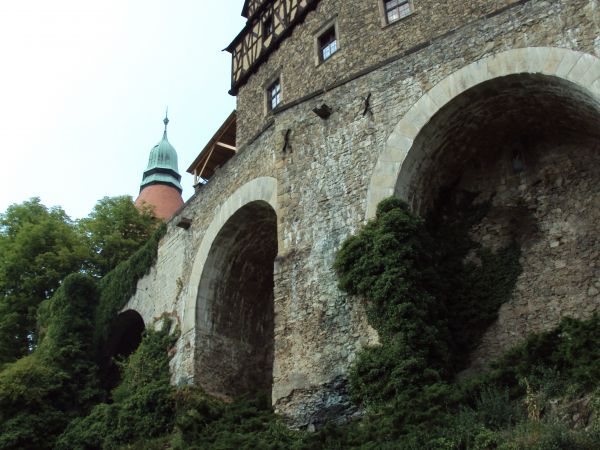 zamek był też pałacem ale i twierdzą, fortecą a jego znaczenie strategiczne wyróżniało go przez wieki - było zawsze znaczne. Wszyscy słyszeli o pociągu pancerny