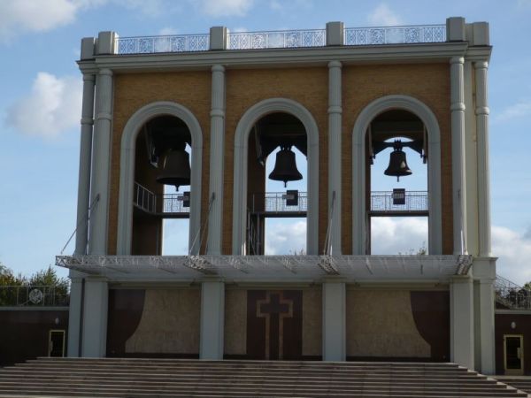 Nieco dalej wolno stojąca dzwonnica z trzema dzwonami.