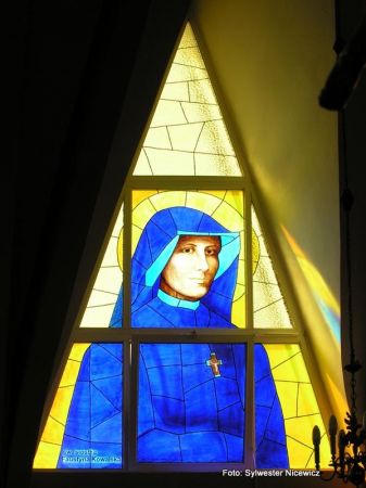 Kozioł. Malowane witraże w oknach w kościele Najświętszego Serca Jezusowego w Koźle