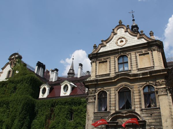 są sektory pałacu - dziś z przeznaczeniem na część noclegową i restaurację, tam przyjęcia weselne ale i sympozja, koncerty, konferencje itp.