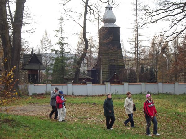 za murem otaczający park dworski: najstarsza drewniana świątynia w Bieszczadach z 1607 roku kościół pw. Wniebowzięcia NMP, który ongiś pełnił funkcję kaplicy dw