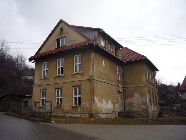 Harbutowice. Stara szkoła z 1910 roku. Wyburzona w 2013 roku.