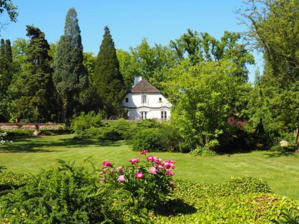 Dworek Chopina - widziane z alejek parkowych prowadzących przez stylowy most nad stawy i brzeg rzeki Utraty - tam kaskady, szumy, topiele.