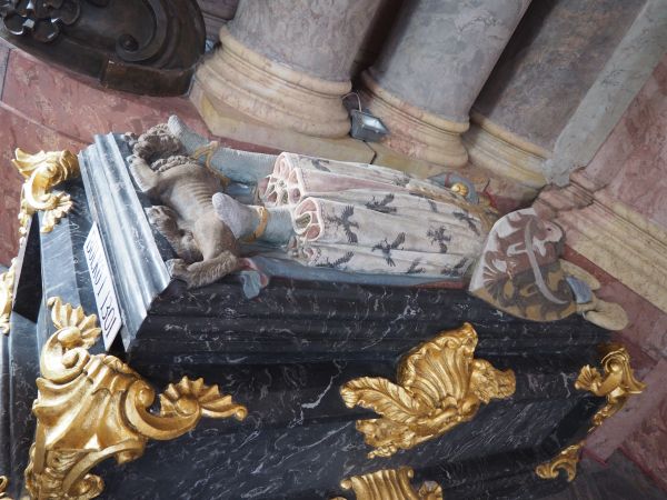 w Mauzoleum Piastów świdnicko-jaworskich - sarkofag książęcy Bolka I Surowego, w pobliżu drzwi wiodących na cmentarz górny, strona północna.