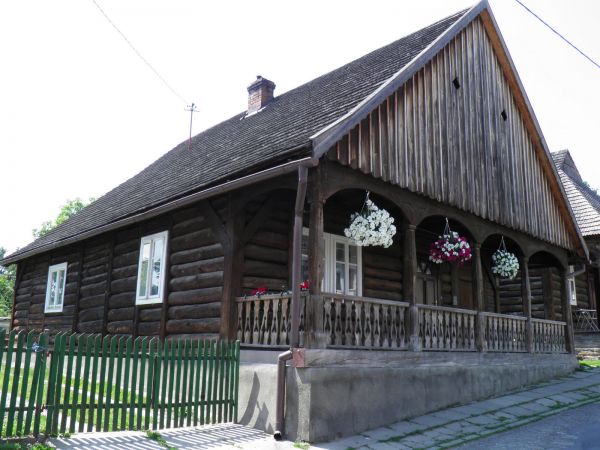 Drewniane domy z XIX wieku  w Rynku  w Pruchniku. Unikat .