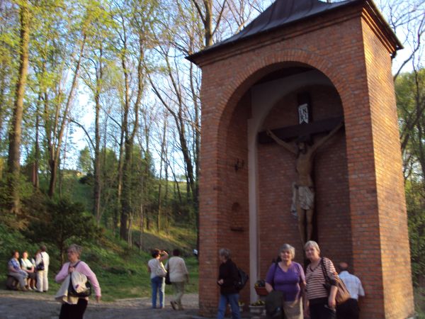 przy Kaplicy Pana Jezusa Ukrzyżowanego - w niej umieszczono, wykonany w 1867r. wiszący niegdyś na zewnętrznej ścianie prezbiterium kościoła, krzyż z prawie trzy