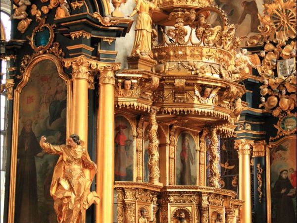 Bazylika Zwiastowania NMP w Leżajsku – wzniesiona w miejscu, gdzie według tradycji ukazała się w 1590 roku Tomaszowi Michałce Matka Boska. Sprawują nad nią opie