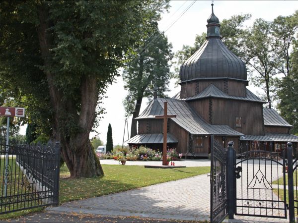 Leszno do 1977 roku nosiło nazwę Poździacz . Cerkiew św. Bazylego Wielkiego , aktualnie kościół pw. NMP Niepokalanie Poczętej, parafia rzymskokatolicka . Zbudow