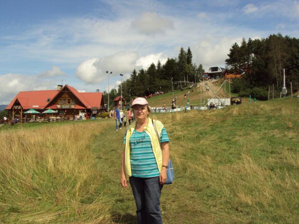 na przełęczy Maćkówki - 690m npm, z widokiem na górną stację wyciągu krzesełkowego na g. Palenicę.