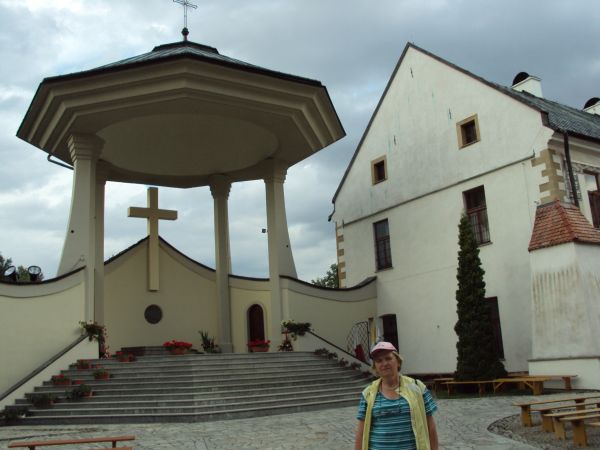 ołtarz polowy - przy dziedzińcu w sąsiedztwie kościoła par. pw. św. Trójcy i św. Klary - tam boczna prawa kaplica pw. św. Kingi - z relikwiami, w zespole Klaszt