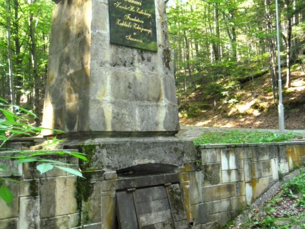 Tablica poświęcona Karolowi Hr.Załuskiemu fundatorowi Zakładu Zdrojowego w Iwoniczu.