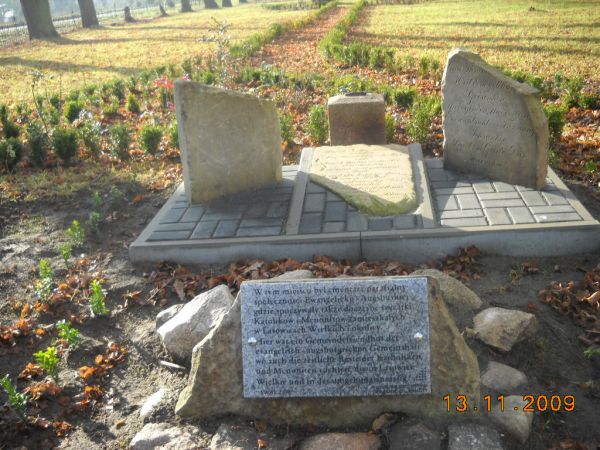 Tablica upamiętniająca w języku polskim i miemieckim. Elementy użyte są orginalnymi,pochodzącymi z cmentarza w tym miejscu