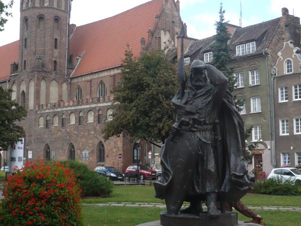 kolejny pomnik w tle Bazylika św.Mikołaja OO.Dominikanów.