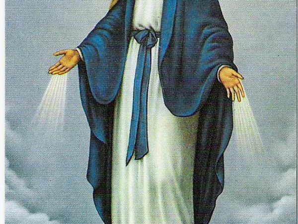 w kapliczce przy kościele: kamienna figura MB Niepokalanie Poczętej - z 1880r. przeniesiona z parku dworskiego.