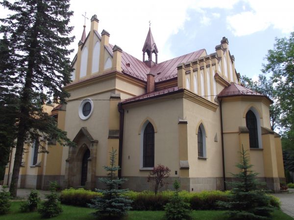 Neogotycki kościół pw. św. Stanisława  Męczennika - z 1926r. Od 1974r. - osobna parafia. Fakt odkrycia wód mineralnych w bliskim tego miejsca sąsiedztwie w 1876