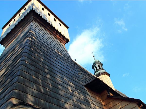 Kościół Wniebowzięcia NMP i św. Michała Archanioła . Na  liście światowego dziedzictwa UNESCO . Kościół w Haczowie jest największym gotyckim drewnianym kościołe