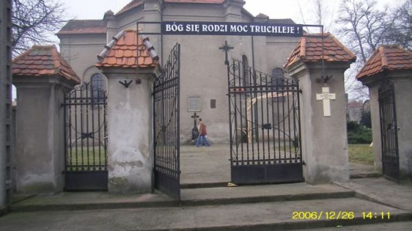 Osieczna - brama wejściowa na teren fary