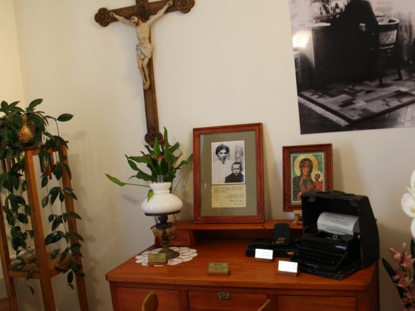 jesteśmy w izbie / celi klasztornej - tu prezentowane zbiory Muzeum Prymasa Tysiąclecia kardynała Stefana Wyszyńskiego - tu był internowany, tu Śluby Jasnogórsk