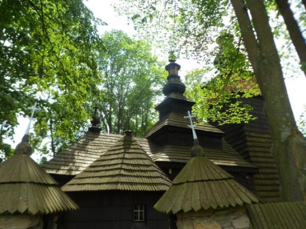 cerkiew zbudowana w tzw. stylu zachodniołemkowskim - a co to oznacza ? - pokrótce : wieżę górującą nad babińcem - miejscem dla kobiet - i dalej proporcjonalnie