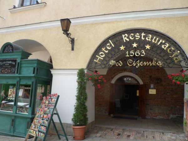 powiadają, że lody sprzedawane w tym kiosku są najlepsze - ale nie wiem, czy w powiecie, czy w województwie a tu n/z to śladami roweru księdza Mateusza.